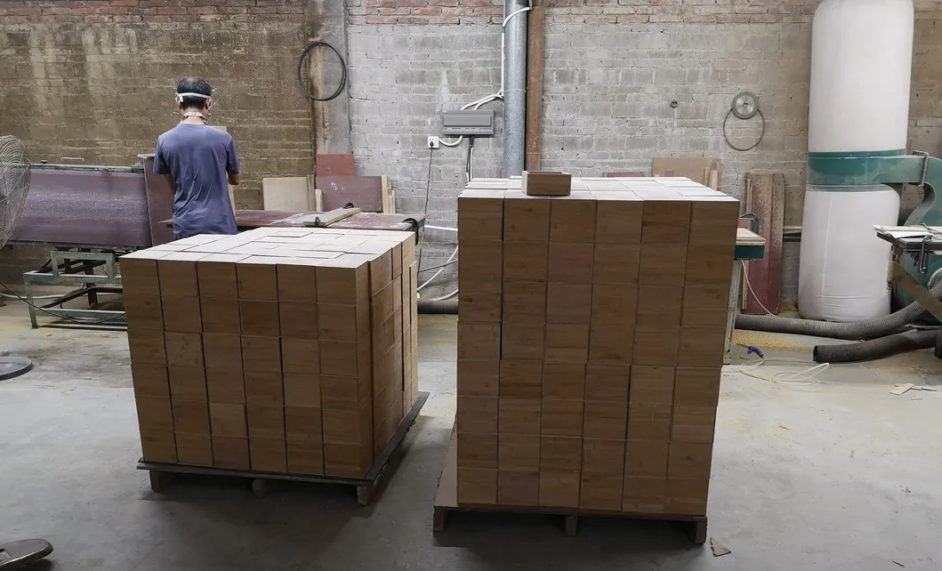 Round Rosewood Piano Finish Wooden Standing Plaque