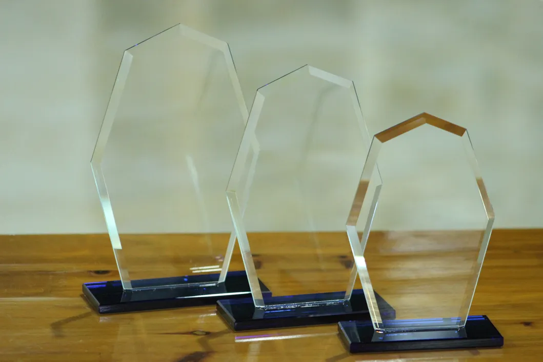 Wholesale Corporate Achievement Recognition Personalized Glass Gift Crystal Trophy Award